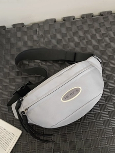 Sac bandoulière minimaliste en nylon gris clair avec sangle réglable et broderie