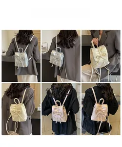 Vue détaillée du mini sac à dos métallisé plissé pour femme avec grand nœud élégant