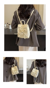 Détails du mini sac à dos crème avec cuir PU plissé et décoration de petit nœud mignon
