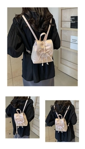 Détail d'un mini sac à dos métallisé plissé avec cordon de serrage et nœud doux