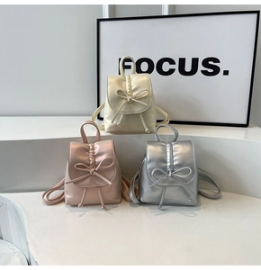 Trois mini sacs à dos plissés avec détails nœuds en beige, rose et gris argent