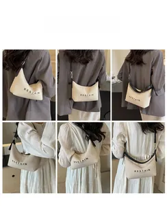 Guide de style pour sac demi-lune beige avec bandoulière réglable et logo imprimé