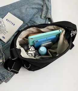 Innenansicht der schwarzen Canvas-Tasche mit großem Fassungsvermögen für Tablet und Zubehör