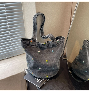 Detail der bunten Tulpenstickerei auf grauer Denim-Einkaufstasche mit hochwertiger Naht