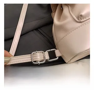 Detail des verstellbaren Riemens mit Silberschnalle an beigem Lederrucksack für Damen