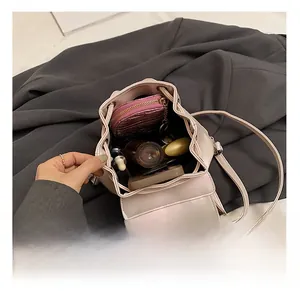 Draufsicht auf die Innenkapazität dieser rosa schillernden Kordelzug-Beuteltasche