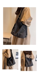 Detailansicht der großen schwarzen Canvas-Tasche mit D-Ringen und breitem Schultergurt