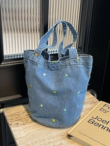 Bucket-Bag aus Denim mit Blumenstickerei und Doppelgriffen in Vintage-Waschung
