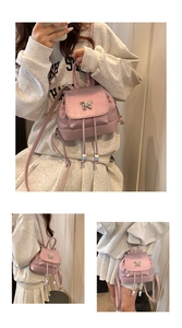 Detailansicht eines rosa Mini-Rucksacks mit Metall-Schmetterling und Kordelperlen