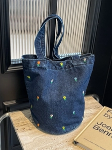 Blaue Denim Beuteltasche mit bunten Tulpenstickereien und geräumigem Design für Damen