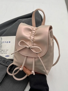 Mini sac à dos rose style ballet avec plis, nœud décoratif et cuir synthétique brillant