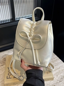 Sac à dos plissé crème pour femme avec nœuds délicats et rabat élégant au design moderne