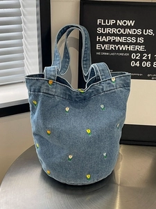 Schicke Denim-Beuteltasche mit floraler Tulpenstickerei und bequemen Schultergurten