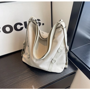 Detailansicht der großen Canvas-Tasche mit D-Ringen aus Metall und Trageriemen-Textur