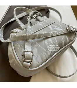 Dettaglio dello zaino grigio stile balletto con spalline regolabili e fibbie in metallo