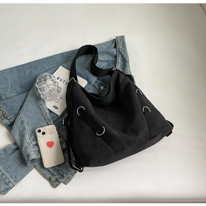 Flachbild von schwarzer Canvas-Hobo-Tasche mit verstellbarem Riemen und Lifestyle-Deko