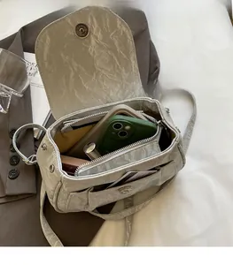 Interno spazioso dello zaino grigio con scomparti per telefono e cosmetici essenziali