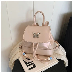 Detailansicht Mini-Rucksack mit perlmuttartigem Finish und silberner Schmetterlingsschnalle
