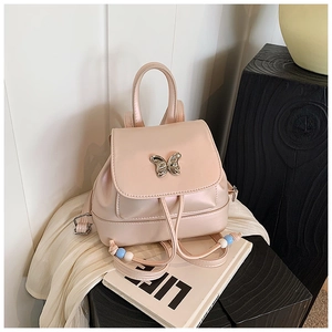 Detailansicht des rosa Mini-Rucksacks mit Schmetterlings-Dekor und Perlen-Kordelzug