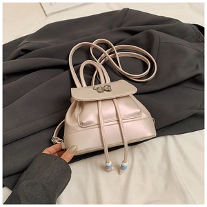 Detailansicht eines Mini-Rucksacks mit metallischem Schmetterlingsverschluss und Kordelzug