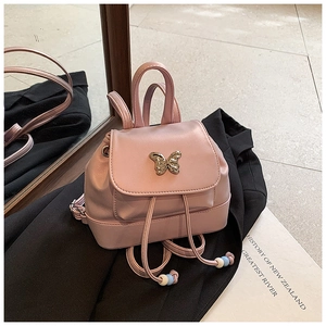 Detailaufnahme des rosa Mini-Rucksacks mit goldener Schmetterlingsschnalle