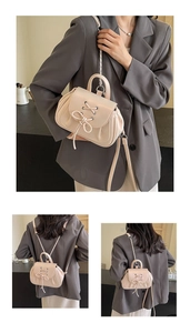 Dettaglio della borsa rosa con fiocco, usata come mini zaino e borsa a mano alla moda