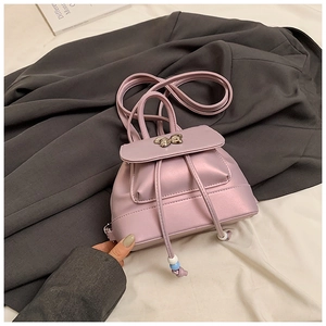Detailaufnahme des lila Mini-Rucksacks mit Metall-Schleife und Perlen-Kordelzug-Dekor