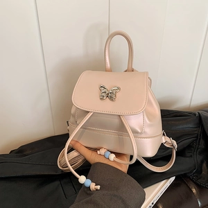 Mini-Rucksack in Rosa Perlmutt mit Schmetterlingsschließe und Kordelzugverschluss