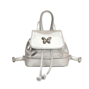 Schicker silberner Mini-Rucksack für Damen mit Schmetterlingsschnalle und Perlendetails