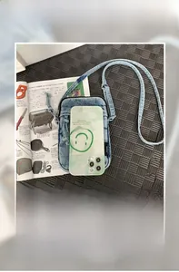 Dettaglio della borsa a tracolla in denim blu che mostra la capacità interna