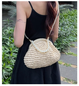 Mannequin portant un sac en paille beige avec une anse et une bandoulière perlées