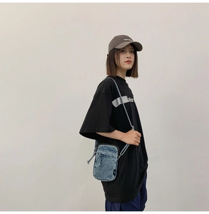 Detailansicht der Vintage Denim Umhängetasche mit verwaschenem Stoff und Reißverschlusstasche