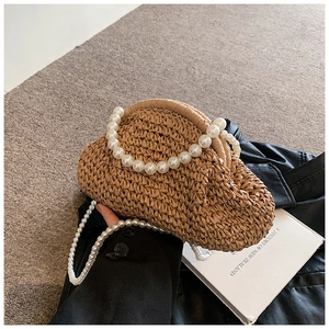 Détail de sac en paille tissé à la main avec poignée en perles et bandoulière chic