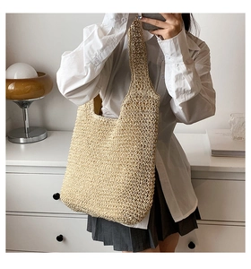 Dettaglio della borsa a spalla intrecciata con trama a onde in fibre naturali