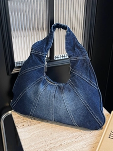 Retro denim hobo tas met contrasterende stiksels en verticaal patchwork voor dames