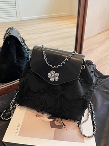 Schwarzer Mini-Rucksack aus Stoffmix mit silberner Blumenschnalle und Kettenriemen