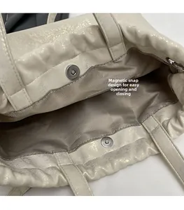 Detalle macro del cierre magnético y forro de espiga en la mochila de mariposa