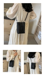 Trois vues d'un mini sac bandoulière en cuir noir porté avec une robe blanche élégante