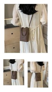 Détail du mini sac de téléphone en cuir marron texturé porté par un mannequin