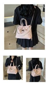 Bolso rosa de cordón con dije de mariposa y cadena de perlas en un modelo