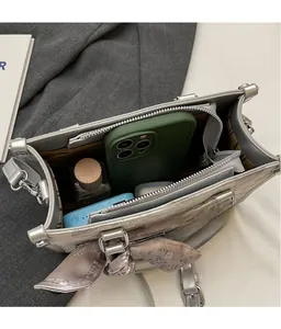 Draufsicht auf das Innere der grauen Leder-Tote-Bag mit geräumigen Fächern und Stauraum