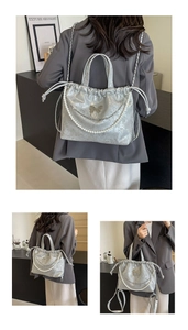 Mochila plateada con detalle de mariposa, cadenas de perlas y cierre de cordón ajustable