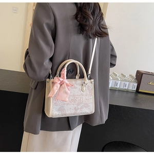 Nahaufnahme der rosa Blumentasche aus Jacquard mit Seidenschleife am Griff