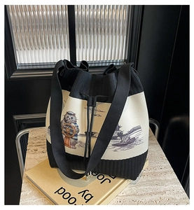 Details einer gestrickten Beuteltasche mit nautischer Katze und schwarzem Kordelzug