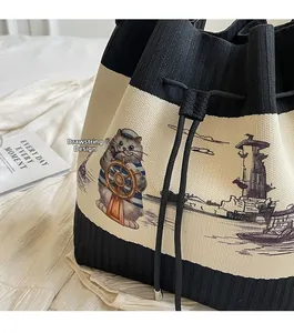 Detailansicht des Kordelzugverschlusses und der Stricktextur der Bucket-Bag