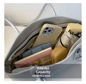 Vue de dessus de l'intérieur du sac métallisé montrant sa grande capacité de rangement