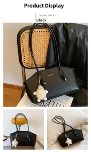Détails du sac cabas en cuir noir texturé avec pendentif en peluche et logo imprimé