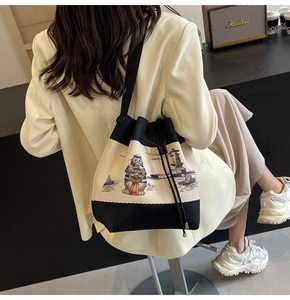 Detailansicht der Canvas-Beuteltasche mit Katzen-Illustration und breitem Gurt