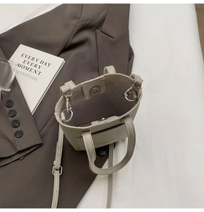 Détail du mini sac cabas vert clair avec texture grainée et fermoir magnétique