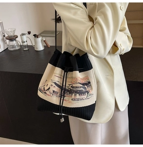 Detail der Beuteltasche mit Tuschmalerei-Landschaft und Kordelzugverschluss